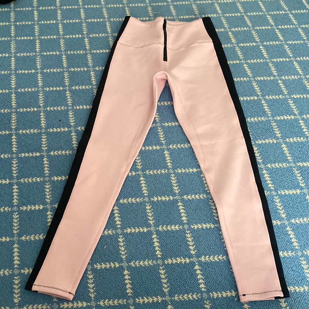 Solid abs striped leggings.